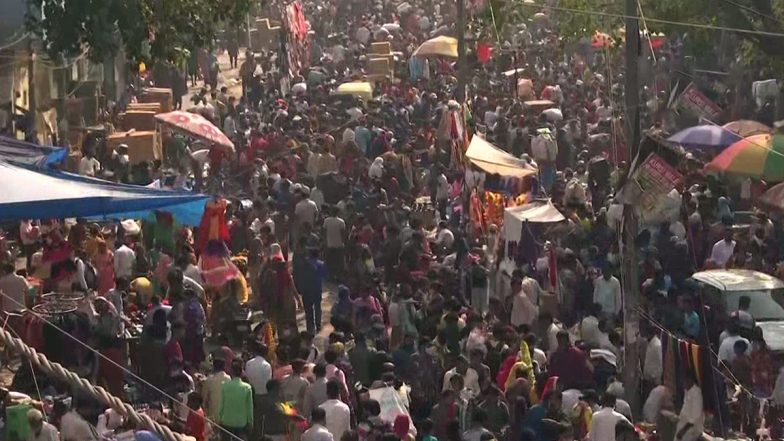 Delhi: सदर बाजार में दिवाली से पहले उमड़ी भारी भीड़, कोरोना नियमों का उड़ा मजाक