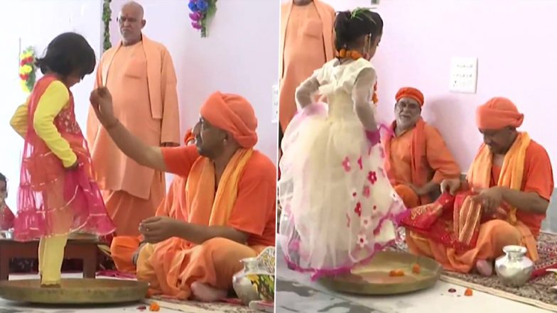 Uttar Pradesh: सीएम Yogi Adityanath ने गोरखपुर में नवरात्रि के 9वें दिन किया कन्या पूजन, देखें तस्वीर