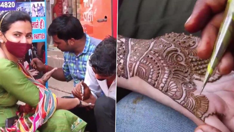 Karwa Chauth 2021 Mehendi: त्योहार से एक दिन पहले गुरुग्राम में मेहंदी के लिए महिलाओं की दिखी भीड़ (See Pics)