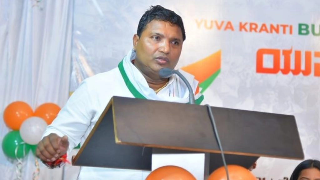 किसानों की आवाज उठाने वालों को कैद कर रही है सरकार : श्रीनिवास