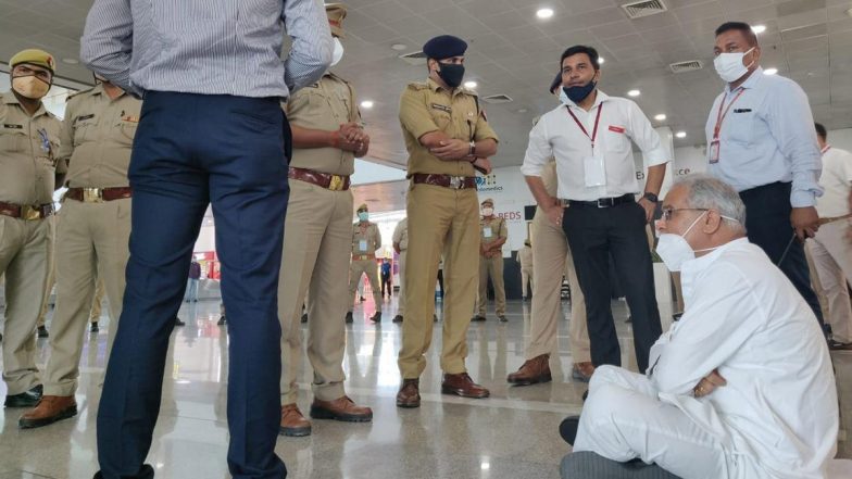 UP पुलिस ने छत्तीसगढ़ के मुख्यमंत्री भूपेश बघेल को लखनऊ एयरपोर्ट पर रोका, वहीं जमीन पर बैठ गए सीएम- देखें तस्वीरें