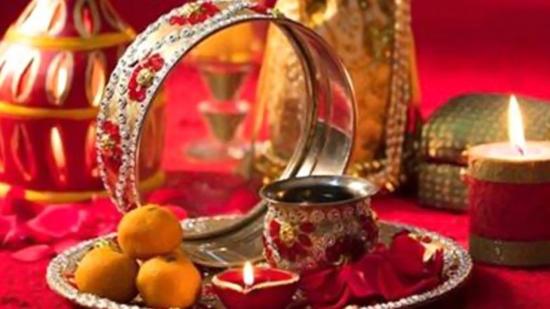 Karwa Chauth 2021 Gift Ideas: करवा चौथ पर ये ख़ास गिफ्ट्स देकर अपनी पत्नी को कराएं स्पेशल फील