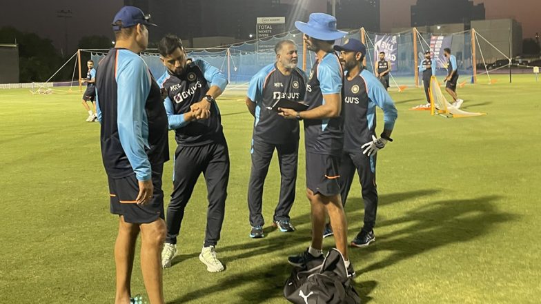 ICC T20 World Cup 2021: अभ्यास सत्र के दौरान एमएस धोनी कुछ इस अंदाज में आए नजर, देखिए तस्वीरें