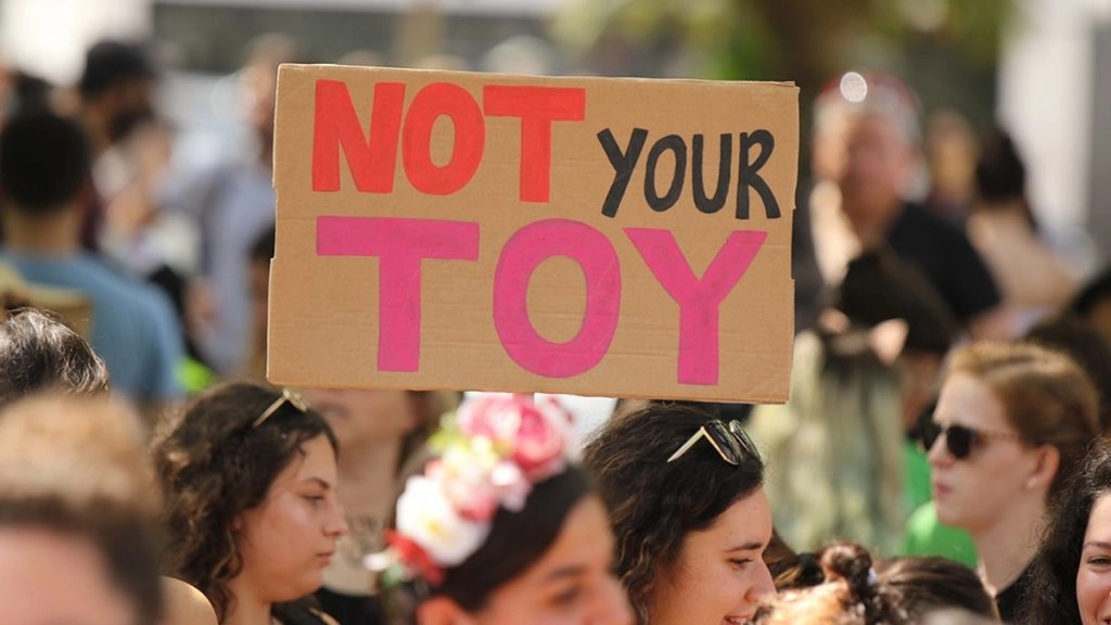 स्पेन की कोर्ट का फैसला- सार्वजनिक स्थान पर पेशाब करते हुए बनाया गया वीडियो अपराध नहीं