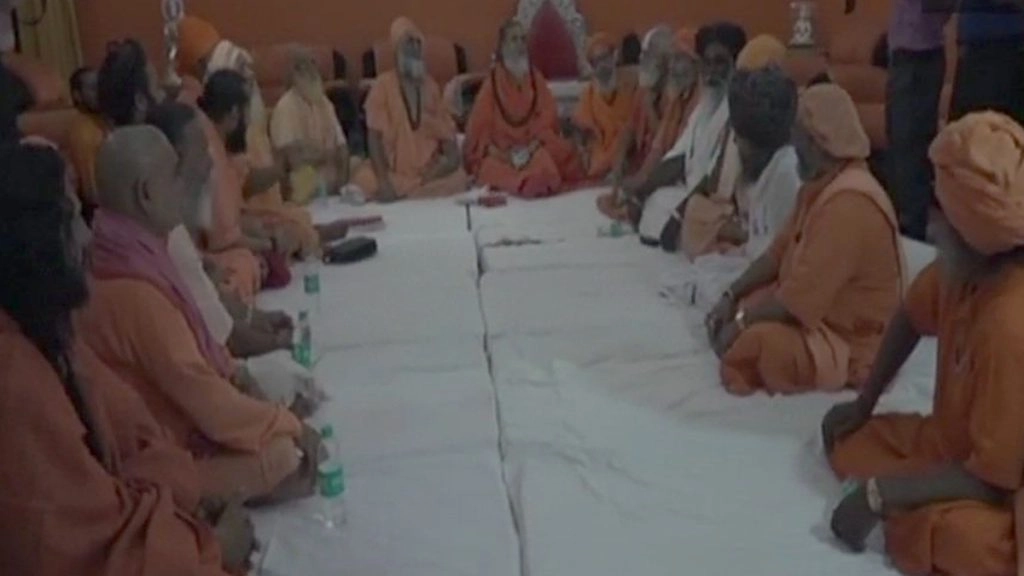 अखाड़ा परिषद में फूट, सात अखाड़ों ने चुना अपना अध्यक्ष