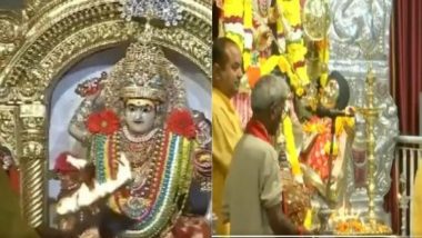 Delhi: महा नवमी पर छतरपुर मंदिर और झंडेवाला मंदिर में की गई विशेष आरती, दर्शन करने पहुंचे श्रद्धालु (Watch Video)