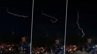 Snake Viral Video: ओवरहेड केबल से लटका विशालकाय सांप, सड़क पर गिरते ही मची लोगों के बीच अफरा-तफरी