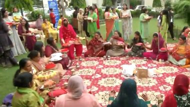 Karwa Chauth 2021: दिल्ली के विकास पुरी में करवा चौथ के अवसर पर पूजा आयोजित की गई- देखें वीडियो