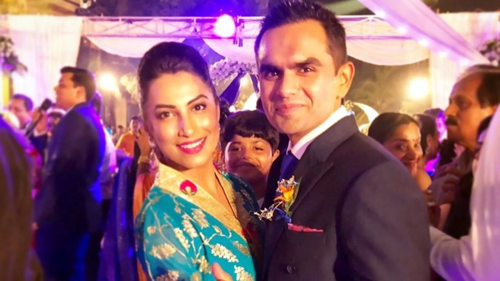 आर्यन खान को हिरासत में लेने वाले एनसीबी ऑफिसर समीर वानखेड़े की पत्नी क्रांति रेडकर बॉलीवुड में कर चुकी है काम, अजय देवगन के फिल्म में किया है रोल