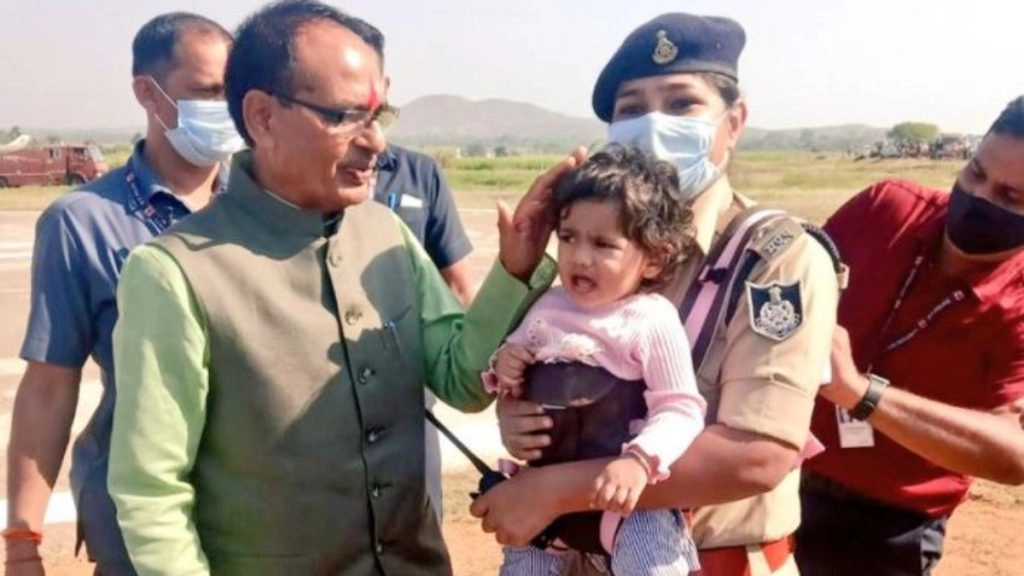 अपनी बच्ची को गोद में लेकर ड्यूटी कर रही महिला DSP की सीएम शिवराज सिंह चौहान ने की सराहना, बोले- हमें आप पर गर्व (See Pics)