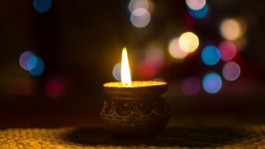 Diwali Festival 2021: दिवाली पर बच्ची ने बनाया अनोखा दीया, रोशनी के साथ लीजिए आतिशबाजी का भी मजा