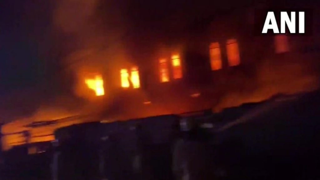 महाराष्ट्र : आग लगने से फर्नीचर के 40 गोदाम जलकर खाक