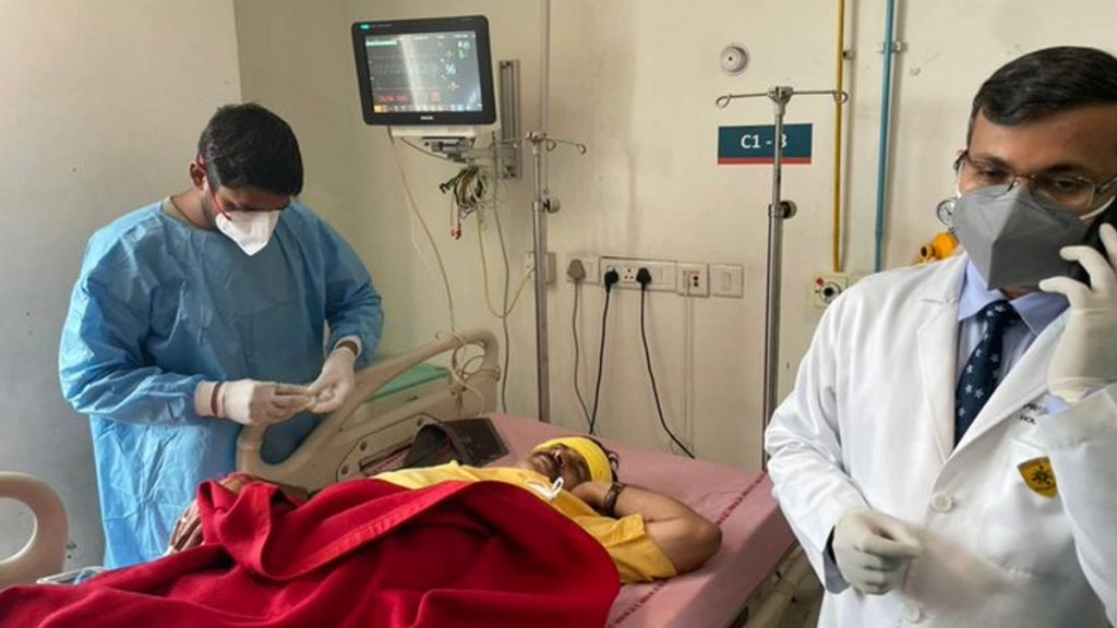 Delhi: छठ पर बैन के खिलाफ सीएम केजरीवाल के घर के बाहर प्रदर्शन कर रहे मनोज तिवारी को लगी चोट