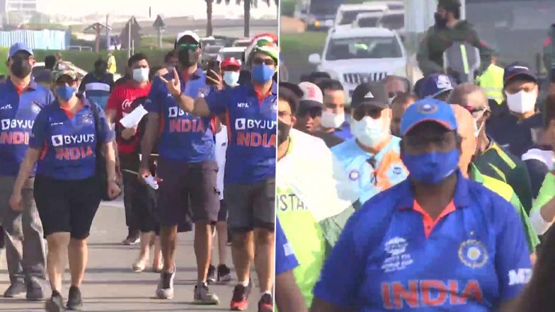 IND vs PAK, ICC T20 World Cup 2021: भारत-पाकिस्तान मैच को लेकर भारतीय फैंस में जबरदस्त उत्साह, स्टेडियम के बाहर खुशी से उत्साहित दिखे (Watch Pictures)