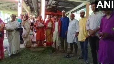 Assam: मुस्लिम युवकों के एक समूह ने दुर्गा पूजा पर भक्तों के बीच बांटे फल, पेश की हिंदू-मुस्लिम एकता की मसाल
