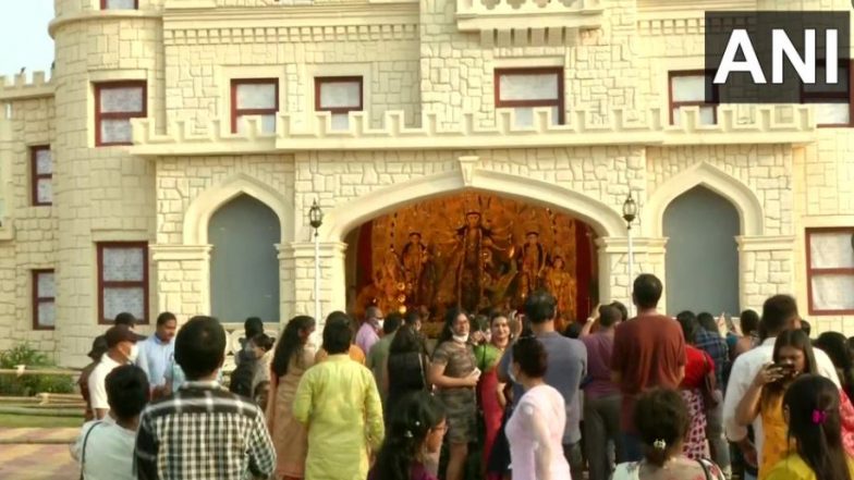 कोलकाता: साल्ट लेक एफडी ब्लॉक का दुर्गा पंडाल बना आकर्षण का केंद्र, अंग्रेजों के पुराने महल की थीम पर बनाया गया है डिजाइन