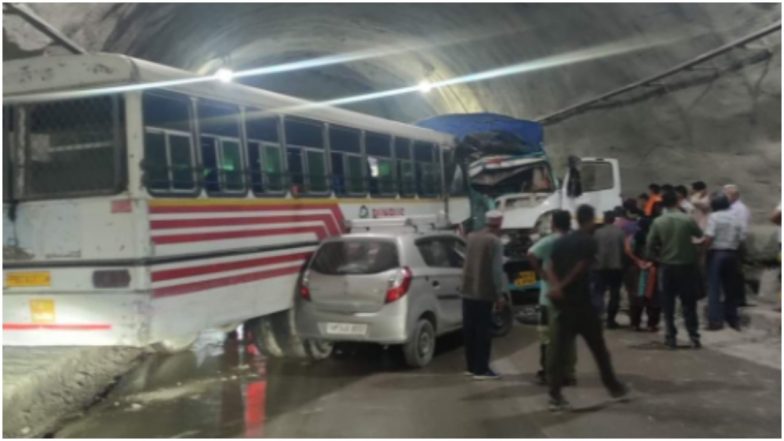 Himachal Pradesh: मंडी जिले में टनल के अंदर बस और ट्रक की जोरदार टक्कर, एक की मौत, 14 लोग घायल