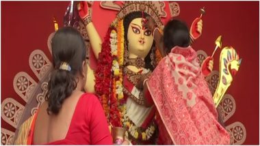 Durga Puja 2021: कोलकाता में सेक्स वर्करों ने इस अंदाज में की माँ दुर्गा की पूजा, सिंदूर खेला और धुनुची नृत्य भी किया