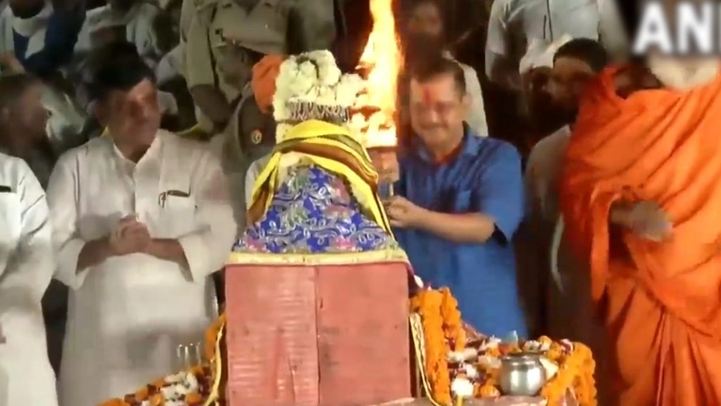 अयोध्या दौरे पर पहुंचे सीएम अरविंद केजरीवाल, सरयू आरती में हुए शामिल, कल करेंगे रामलला के दर्शन