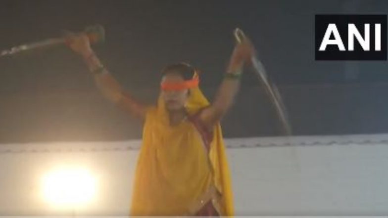 Gujarat: राजकोट में आयोजित 'तलवार रास' कार्यक्रम में राजपूत महिलाओं ने दिखाया अपना तलवार कौशल (Watch Video)