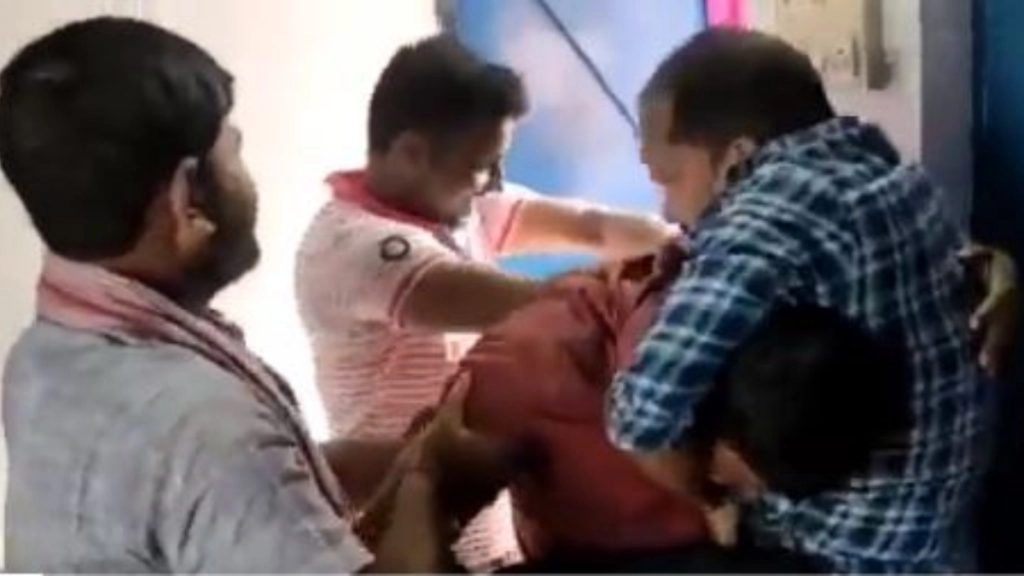 Bihar: मोतिहारी में स्कूल प्रिंसिपल की पोस्ट को लेकर शिक्षा विभाग के कार्यालय में हुई हिंसक झड़प, देखें वीडियो