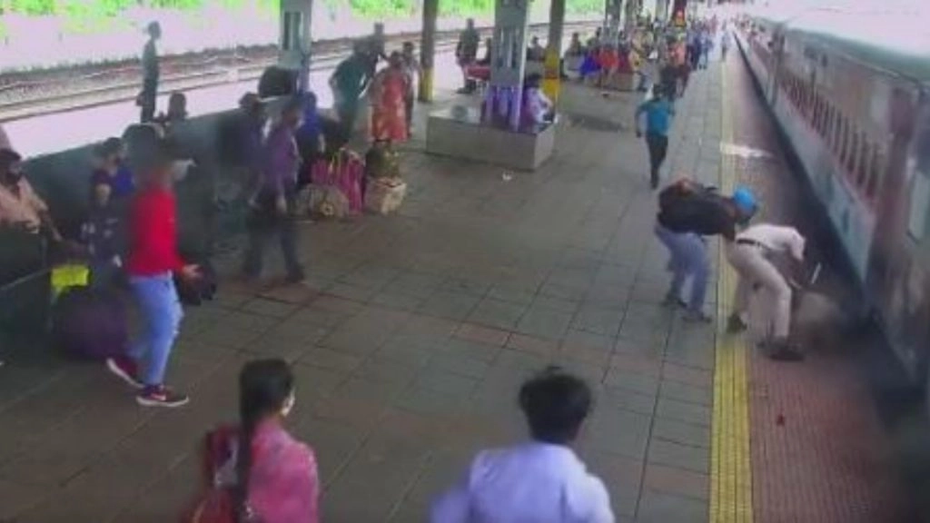 मुंबई के कल्याण स्टेशन पर चलती ट्रेन से उतरते समय गिरी महिला, मसीहा बनकर कॉन्स्टेबल ने ऐसे बचाई जान 