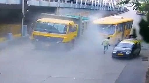  दादर इलाके में बेस्ट बस और डंपर ट्रक की टक्कर में आठ घायल, ड्राइवर और कंडक्टर समेत पांच की हालत गंभीर