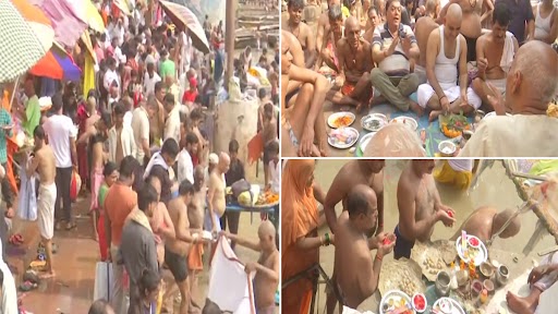 उत्तर प्रदेश: आज पितृ पक्ष के आखरी दिन वाराणसी के गंगा घाट पर श्रद्धालुओं की जमी भारी भीड़, देखें तस्वीरें