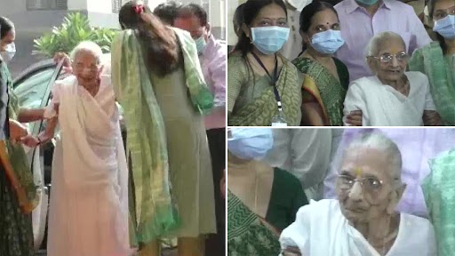 गुजरात: पीएम मोदी की मां हीराबेन मोदी ने शहर के रायसन गांव के एक मतदान केंद्र पर गांधीनगर नगर निगम चुनाव में वोट डाला