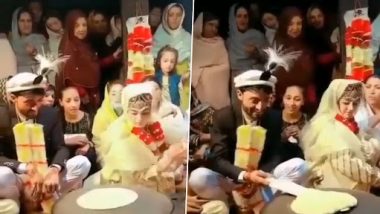 Viral Video: कश्मीरी शादी की रस्म के हिस्से के रूप में नवविवाहित दूल्हा और दुल्हन ने एक साथ बनाई रोटी, देखें वीडियो