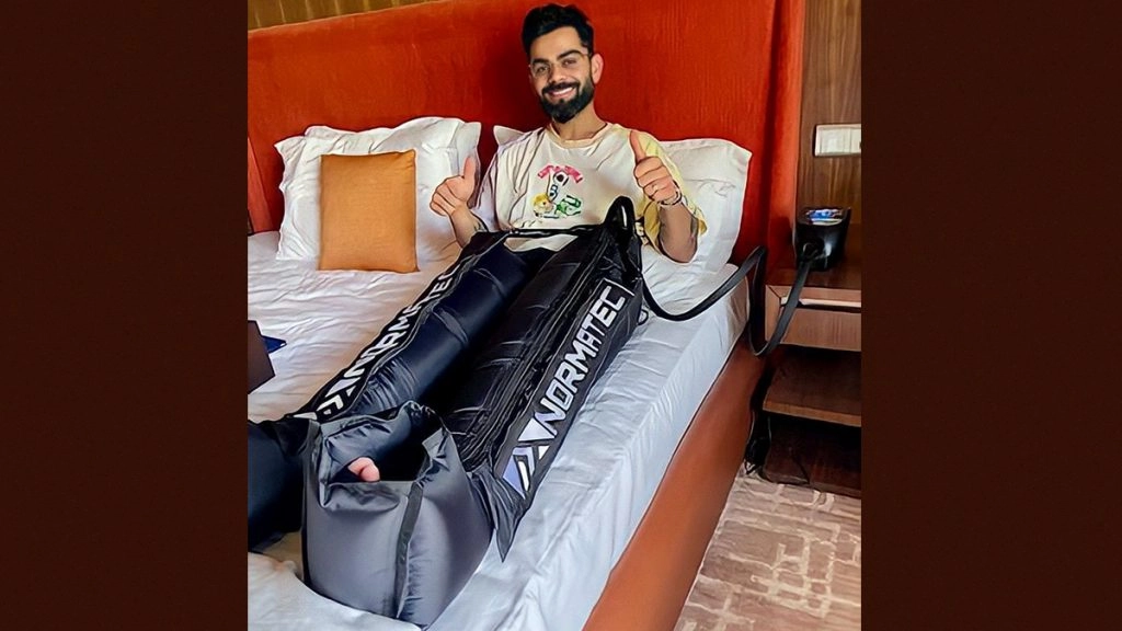 IPL 2021: एलिमिनेटर मुकाबले से पहले खास मशीन से मसाज करवाते नजर आए कैप्टन कोहली, देखें तस्वीर 