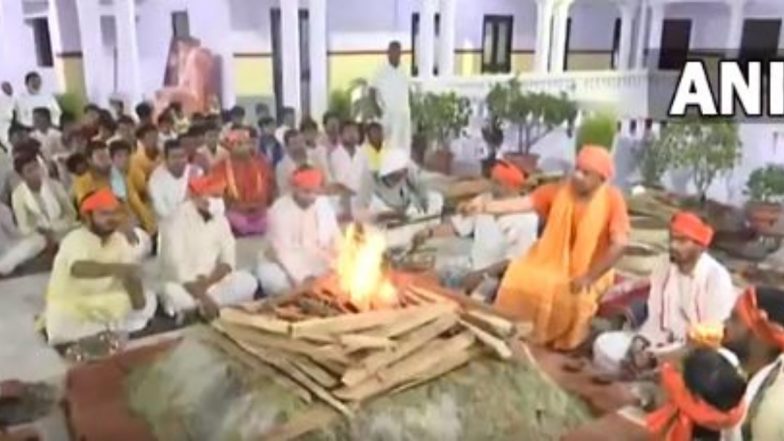 Maha Ashtami 2021: यूपी के सीएम योगी आदित्यनाथ ने महा अष्टमी पर किया हवन-पूजन, देखें वीडियो