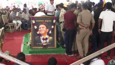 Puneeth Rajkumar Passes Away: पुनीत के अंतिम दर्शन के लिए उमड़े हजारों प्रशंसक