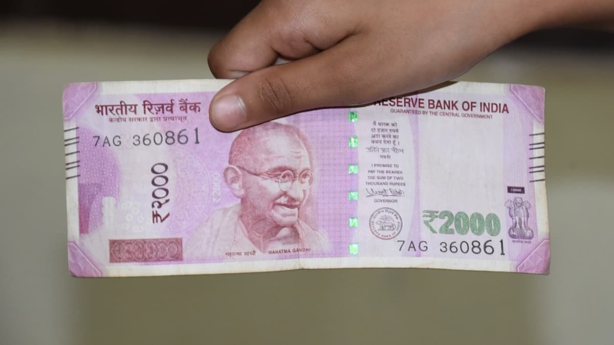 देश में घट रहा 2000 रुपये के नोट का चलन, तीन वर्ष से प्रिंटिंग भी बंद, सरकार ने पेश किए आकड़े