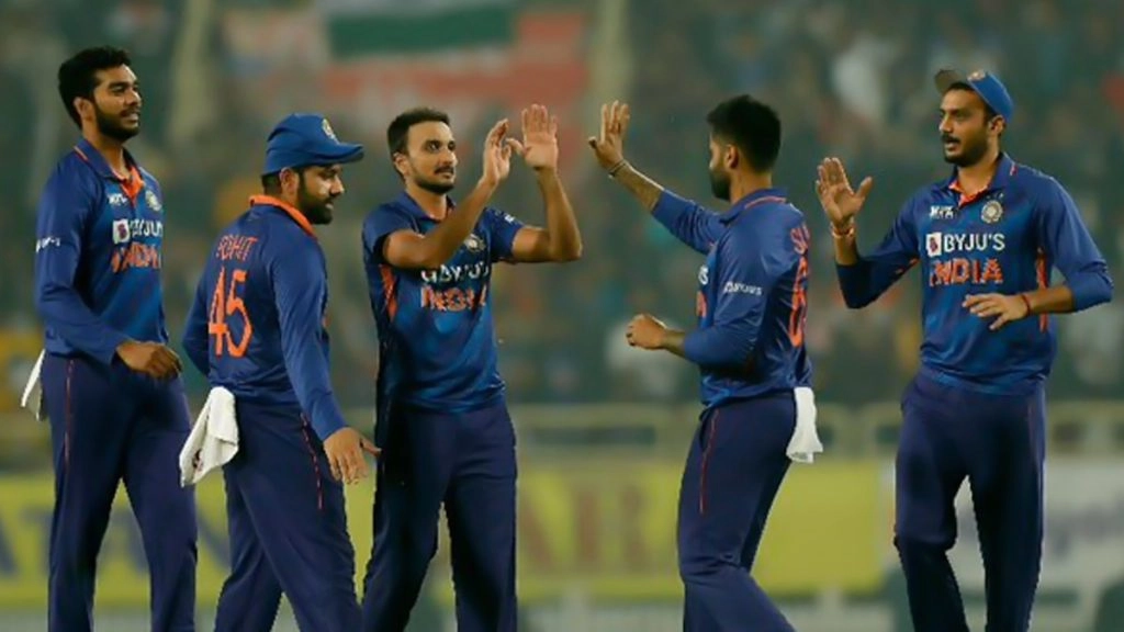 मार्टिन गुप्टिल तीन चौके दो छक्कों की मदद से 15 गेंदों में 31 रन बनाकर पवेलियन लौट गए