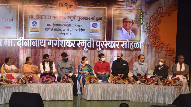 नाना पाटेकर, माला सिन्हा, प्यारेलाल शर्मा, प्रेम चोपड़ा, और संजय राउत को मास्टर दीनानाथ मंगेशकर पुरस्कार से सम्मानित किया गया