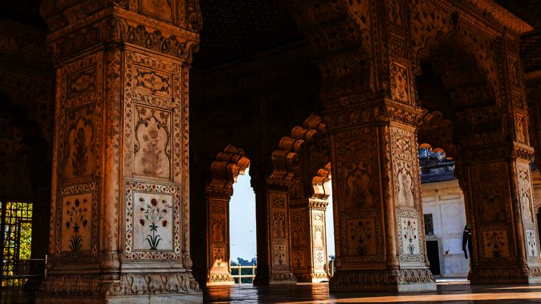 Uttar Pradesh: वृन्दावन के बांके बिहारी मंदिर में श्रद्धालुओं को जबरन चंदन-टीका लगाने पर रोक