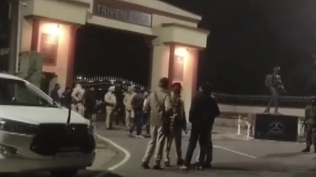 Pathankot: आर्मी कैंट के गेट पर ग्रेनेड ब्लास्ट, सभी पुलिस चेक पोस्ट के लिए हाई अलर्ट जारी 