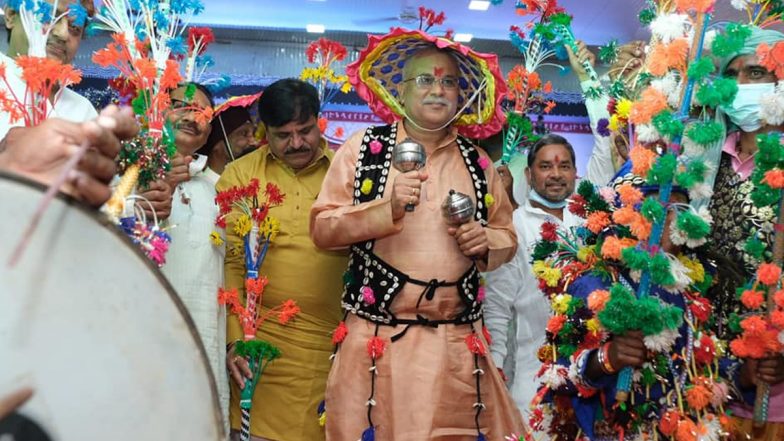 Govardhan Puja 2021: छत्तीसगढ़ सीएम निवास में गोवर्धन तिहार की धूम, मुख्यमंत्री भूपेश बघेल ने बजाया वाद्य यंत्र (VIDEO)