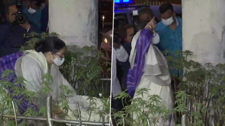 Mumbai: पश्चिम बंगाल की CM ममता बनर्जी ने शहीद तुकाराम ओंबले की प्रतिमा पर श्रद्धांजलि दी