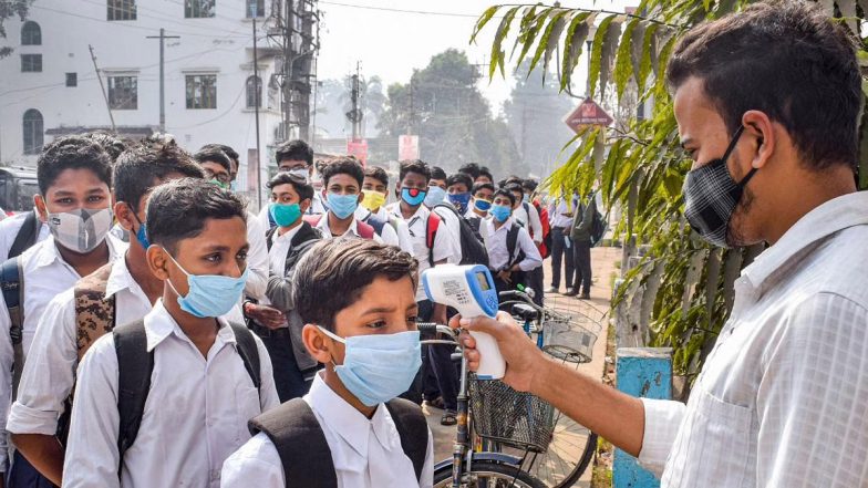 कोरोना का खतरा फिर बढ़ा! दिल्ली से सटे नोएडा में पिछले 7 दिनों में 44 बच्चें COVID-19 पॉजिटिव