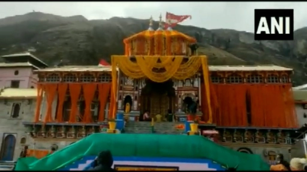 Diwali 2021: दिवाली के खास मौके पर 10 क्विंटल फूलों से सजाया गया बद्रीनाथ मंदिर, देखें मनमोहक वीडियो