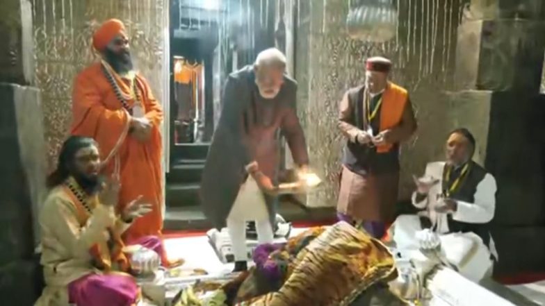 प्रधानमंत्री नरेंद्र मोदी पहुंचे केदारनाथ धाम, ऐसे की भगवान की पूजा-अर्चना, देखें वीडियो