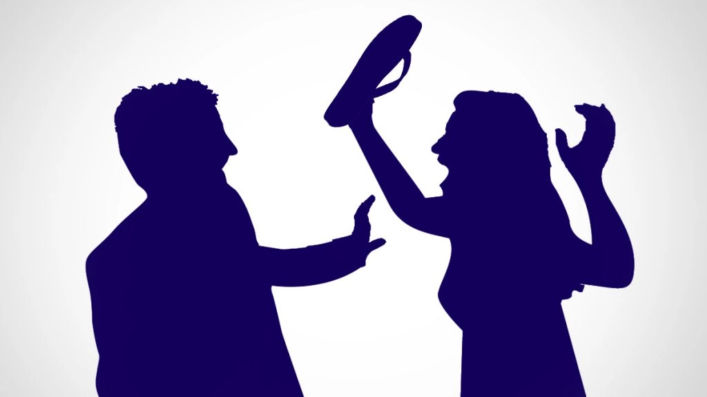 महिला फ्रेंड के साथ होटल में मिला इंस्पेक्टर पति, रंगे हाथों पकड़े जाने पर पत्नी ने दोनों को जमकर पीटा