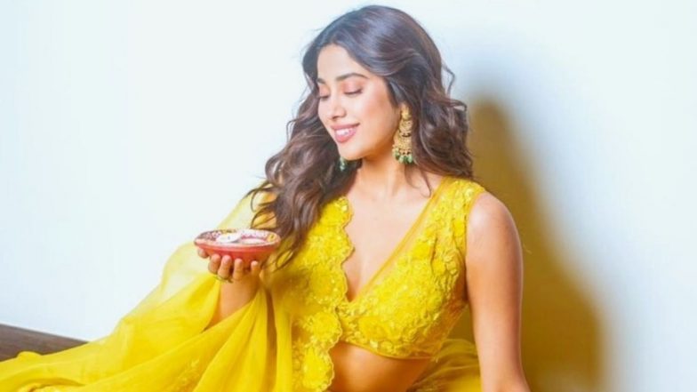 Janhvi Kapoor ने ग्लैमरस तस्वीरें शेयर कर फैंस को दी दिवाली की बधाई, हॉट लुक कर देगा घायल