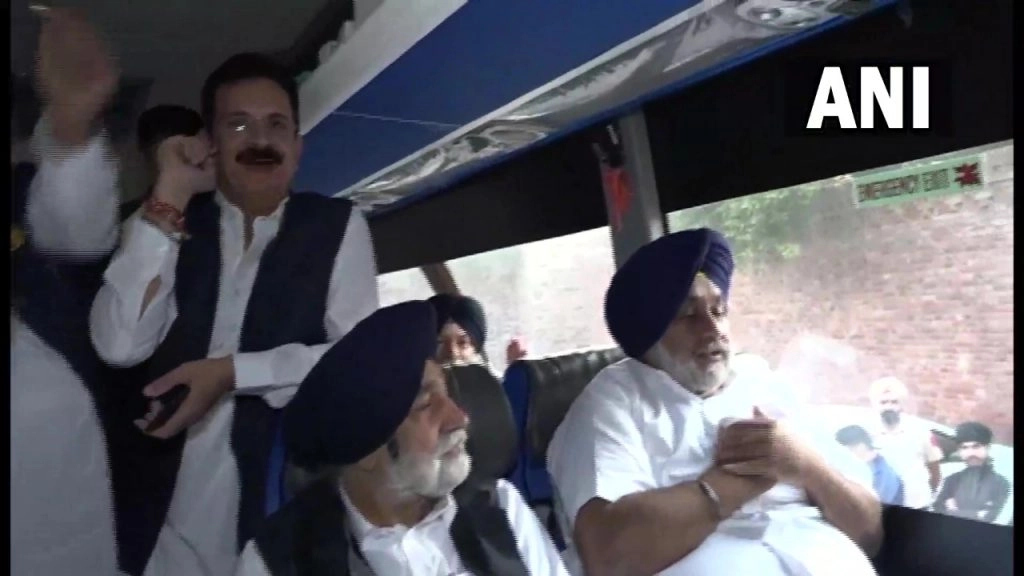 जम्मू-कश्मीर में प्रवेश की अनुमति ना मिलने पर शिअद अध्यक्ष का लखनपुर में प्रदर्शन