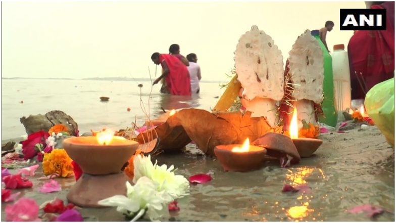 Kartik Purnima: सदी के सबसे लंबे चंद्र ग्रहण के बीच आज मनाई जा रही कार्तिक पूर्णिमा, घाटों पर उमड़ी श्रद्धालुओं की भीड़, देखें ग्रहण का कितना असर कितना नहीं
