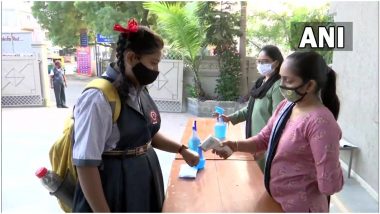 कोरोना वायरस के कम होते मामलों के बीच गुजरात के अहमदाबाद में पहली से पांचवी कक्षा तक के स्कूल खुले