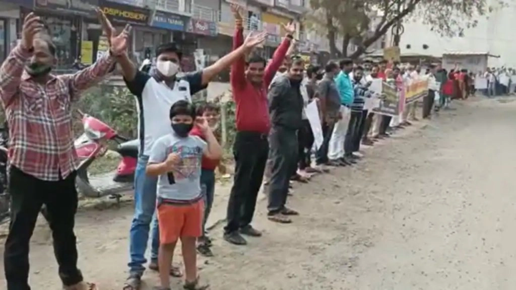 भोपाल: दो साल में भी नहीं बन सकी 200 मीटर सड़क, लोगों ने हंस-हंसकर किया विरोध प्रदर्शन, ताकी सरकार को शर्म आए!  