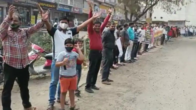 भोपाल: दो साल में भी नहीं बन सकी 200 मीटर सड़क, लोगों ने हंस-हंसकर किया विरोध प्रदर्शन, ताकी सरकार को शर्म आए!